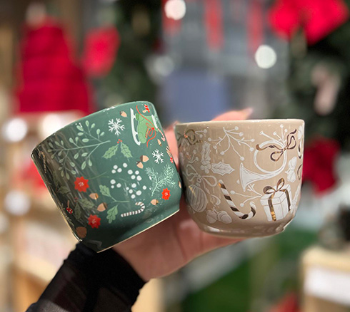 Kopperne med julemotiver bliver holdt fremme i butikken. 